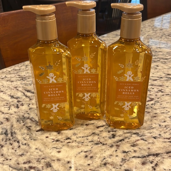 New bath and Bodyworks iced cinnamon rolls hand soap - Picture 1 of 6